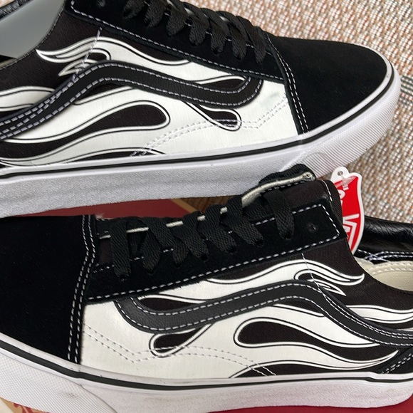 Vans Men’s Old Skool (Flame) Black/White
VN0A38G1K68
Sneakers - Picture 15 of 16